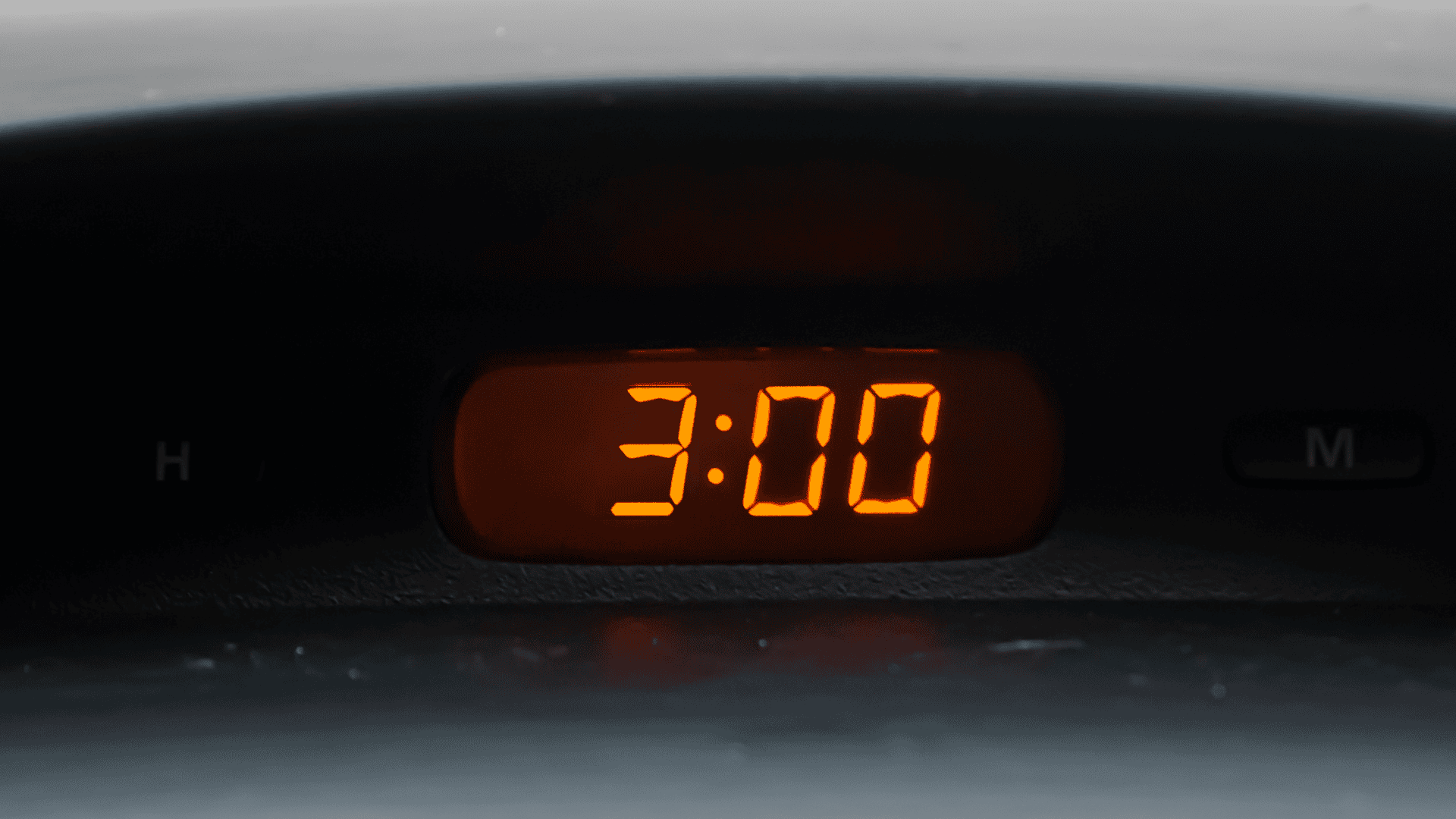 Car clock 3pm